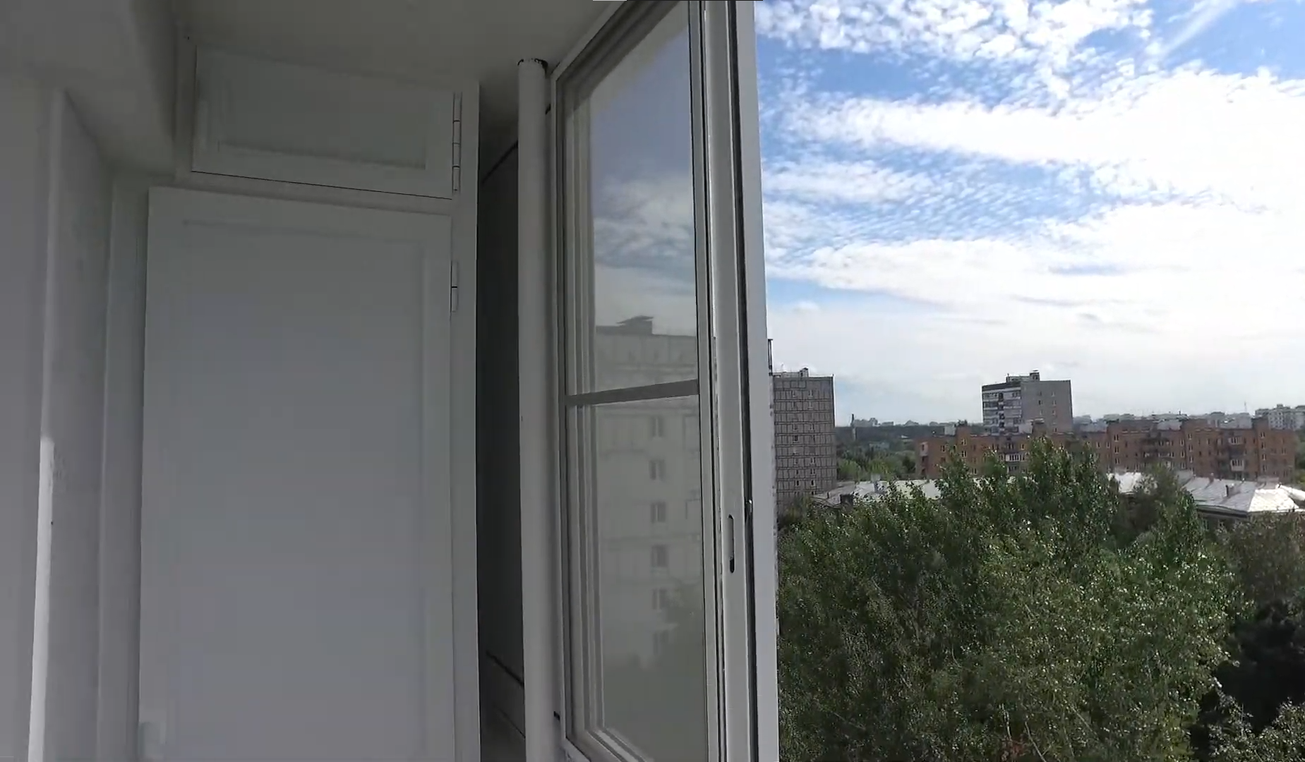 Холодное остекление небольшого балкона